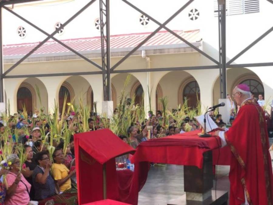 El obispo Ángel Garachana preside una breve misa antes de dar la bendición a las palmas y luego recorrer las calles y avenidas de San Pedro Sula para conmemorar el Domingo de Ramos.