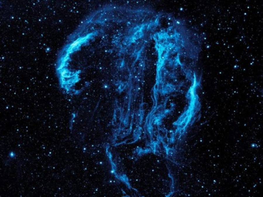 Nebulosa del Velo.<br/><br/>El polvo y el gas calientes brillan intensamente en esta imagen ultravioleta tomada por el Galaxy Evolution Explorer -GALEX- de la NASA. La nebulosa se encuentra a unos 1.500 años luz de distancia de la Tierra.