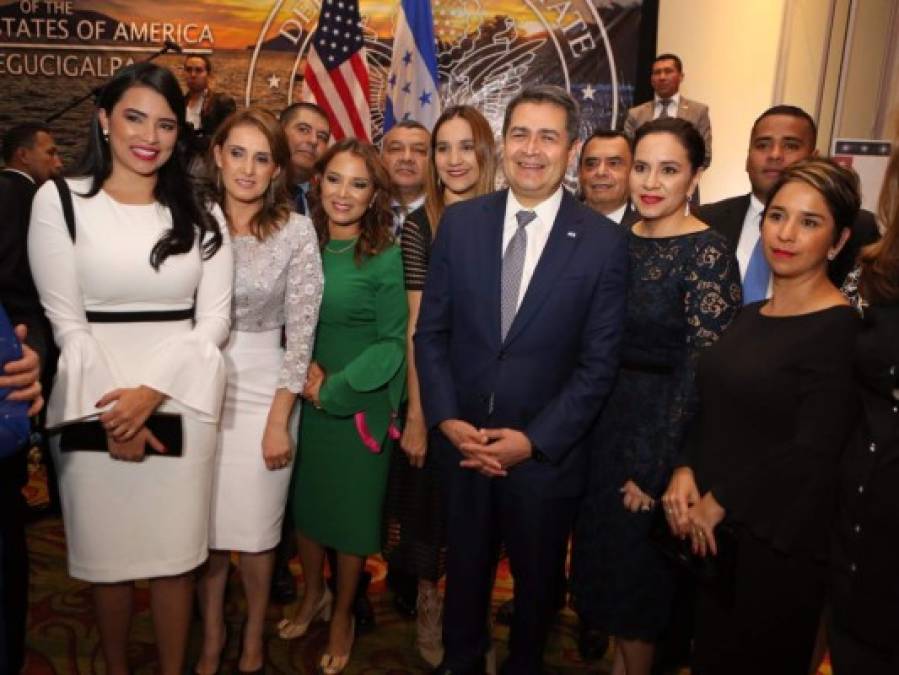 El presidente de Honduras, Juan Orlando Hernández, junto a su esposa, Ana García, y varias funcionarias del su Gobierno.