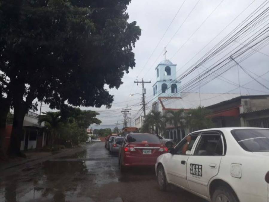 'Buenos días, soy taxista, ando el 1600, hay un tráfico desde el bulevar de la Santa Martha hacia el puente; ese es uno, y las otras, la entrada por Agua Azul los carros no le dan pasada a los demás; en el semáforo de la Satélite está el otro, en la 27 calle está el otro por la Felipe Zelaya, en la Rivera Hernández hay otros buses atravesados', expresó un obrero del rubro del taxi que quedó varado.