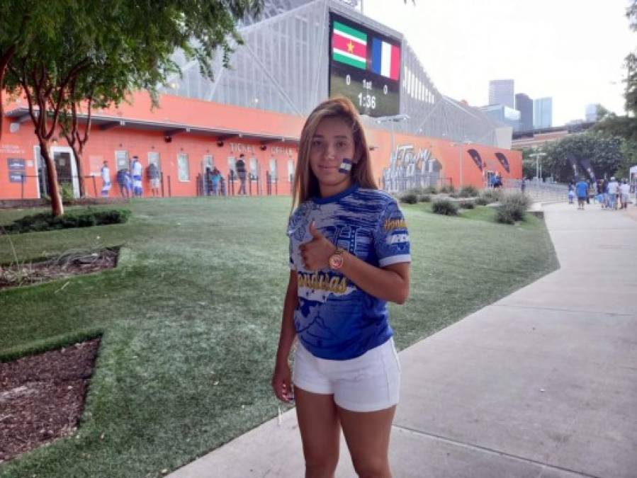 Otra guapa aficionada hondureña en las afueras del BBVA Compass Stadium.