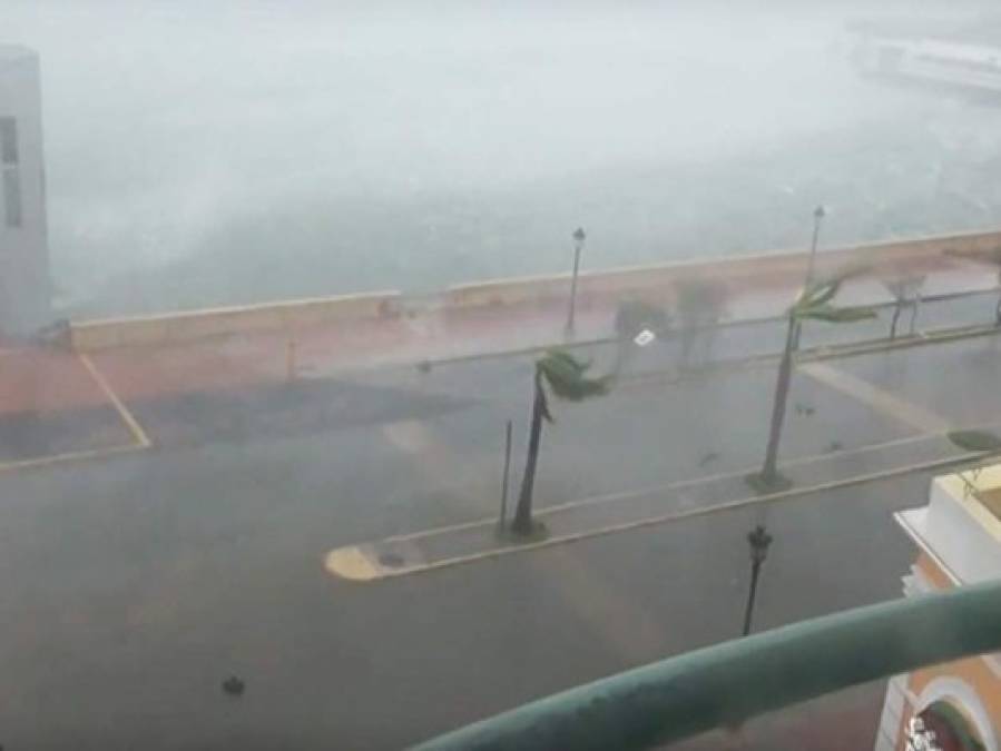 María 'atravesará Puerto Rico a lo largo de la mañana y emergerá por la costa norte en la tarde', añadió el NHC, con sede en Miami.