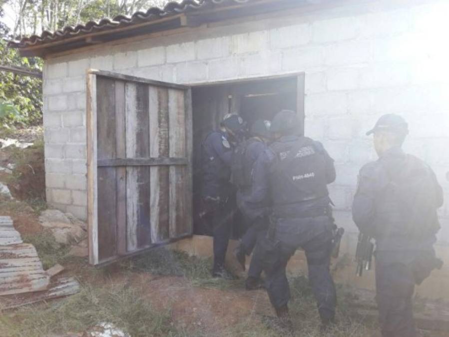 Policías se disponen a ingresar a una vivienda durante los operativos en Santa Bárbara.