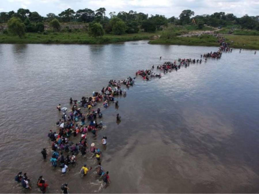 En un intento por escapar de la pobreza y la violencia vinculada a las maras o pandillas que azotan al Triángulo Norte de Centroamerica, miles de migrantes emprendieron varias caravanas con la intención de llegar a la frontera estadounidense que los llevó a recorrer casi 4,000 kilómetros de camino.