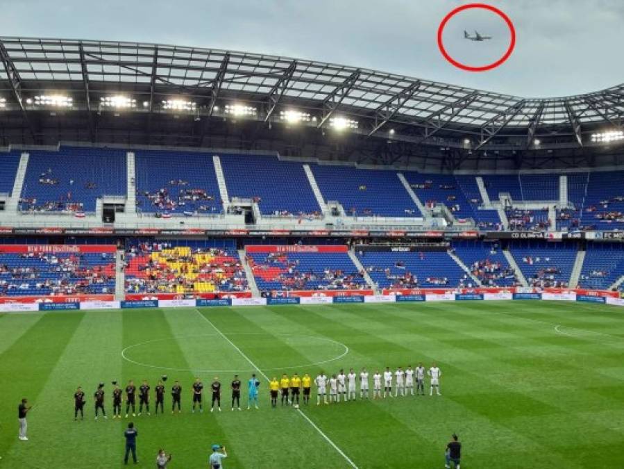 Un avión cruzó por el estadio en el momento que los equipos Olimpia y Motagua estaban en el campo.