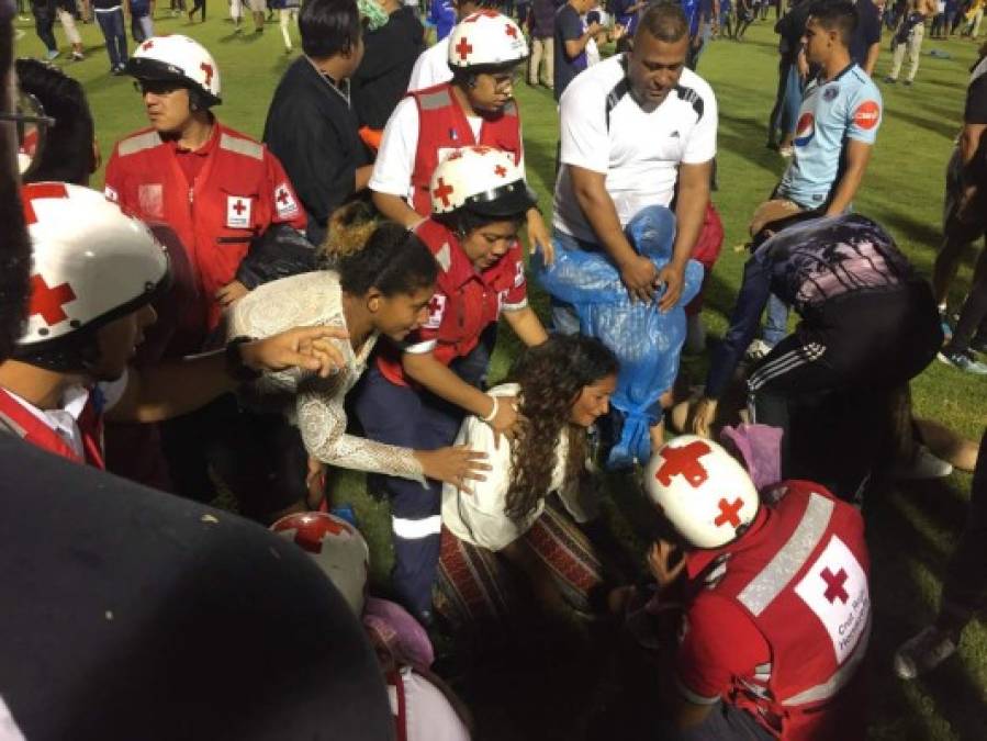 Lamentables momentos de tensión se vivieron dentro del estadio Nacional de Tegucigalpa.
