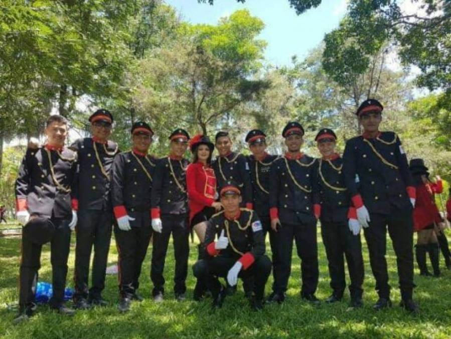 Daniela posó con los cadetes del Instituto Juventud Hondureña de Ocotepeque.