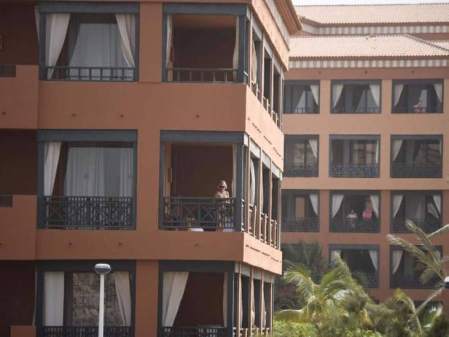 La portavoz del gobierno español, María Jesús Montero, detalló que el turista italiano y su mujer están aislados en un hospital de Santa Cruz de Tenerife, la capital de la isla.