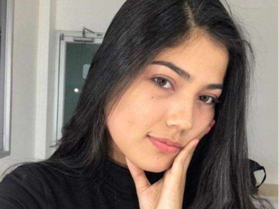 La joven presentadora Katy Carolay posó sin maquillaje y con su cabello suelto.