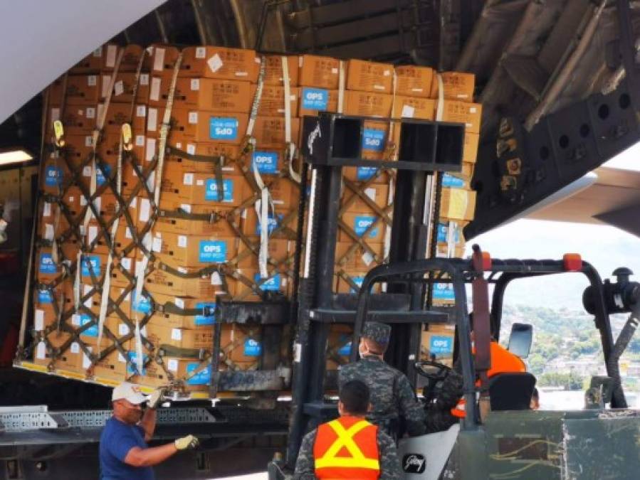 El CC-177 Globemaster III es usado como avión de transporte estratégico rápido de tropas y suministros para realizar misiones de transporte táctico, evacuación médica, despliegue de tropas aerotransportadas y lanzamiento de paracaidistas. Tiene la capacidad de proveer de manera continua suministros tanto a bases operativas como a potenciales batallas. La aeronave lleva el nombre que llevaron con anterioridad otros dos aviones de transporte militar estadounidenses, el C-74 Globemaster y el C-124 Globemaster II, aunque no guarda relación alguna con ellos.