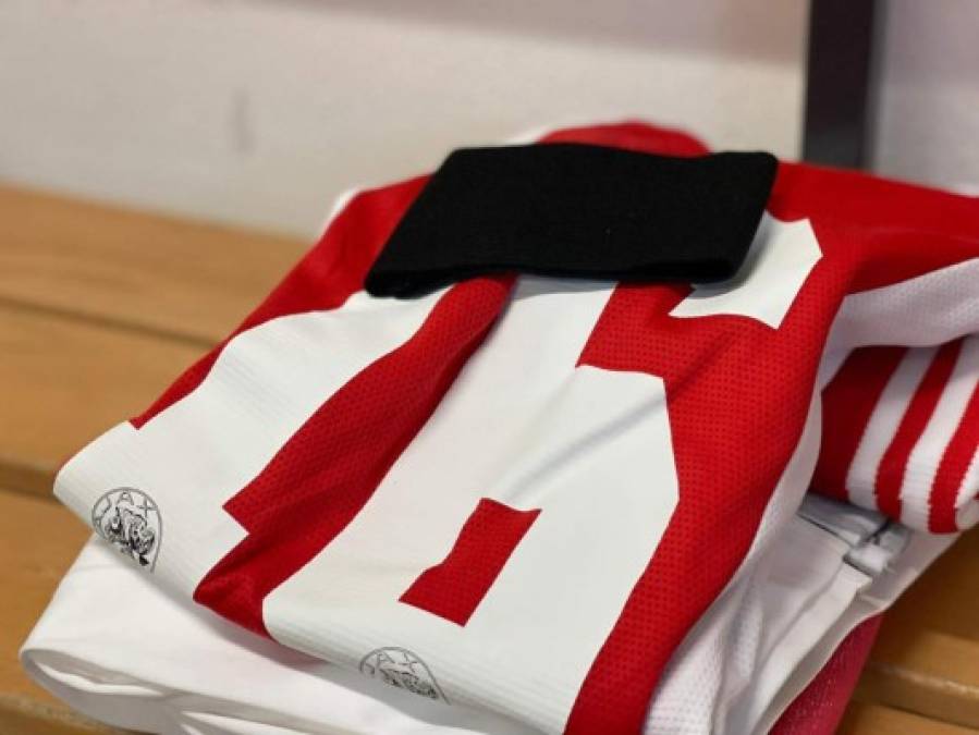 El Ajax lució un brazalete negro como homenaje a su joven promesa que murió en el accidente de tránsito.