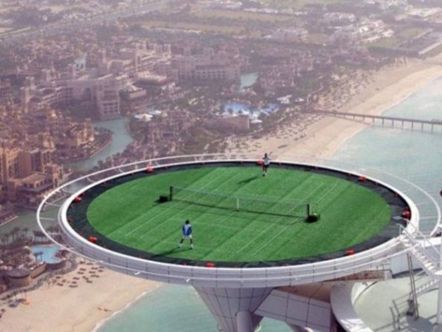 Los jeques también toman tiempo para practicar uno de sus deportes favoritos en los rascacielos de Dubái.