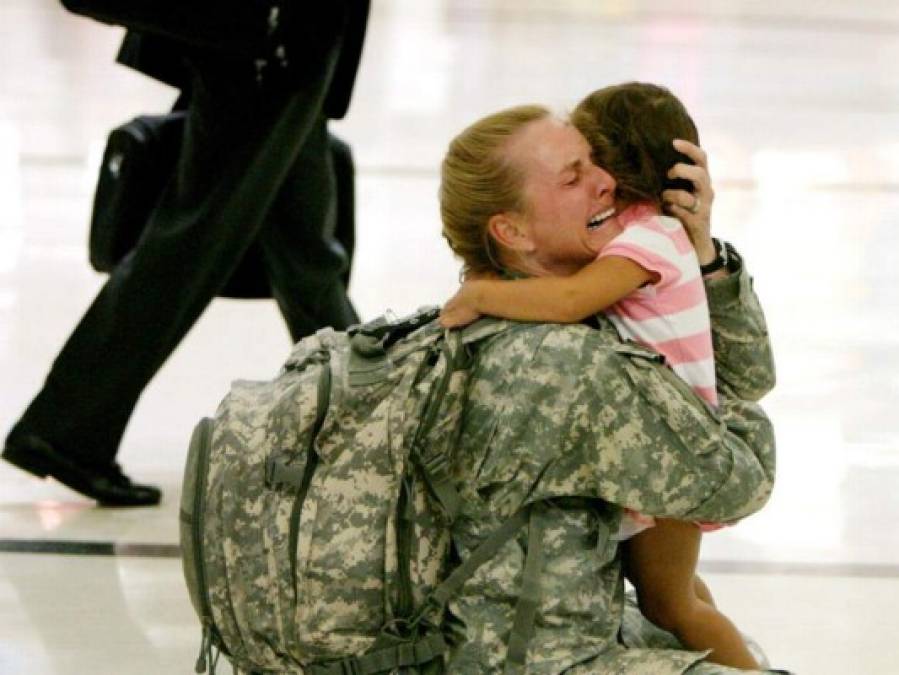 La teniente estadounidense Terri Gurrola se reúne con su hija después de servir en la guerra de Irak por 7 meses. La foto fue tomada por Louie Favorite.