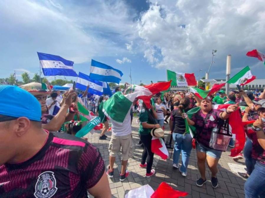 Las banderas de Honduras y México no podían faltar para el amistoso.