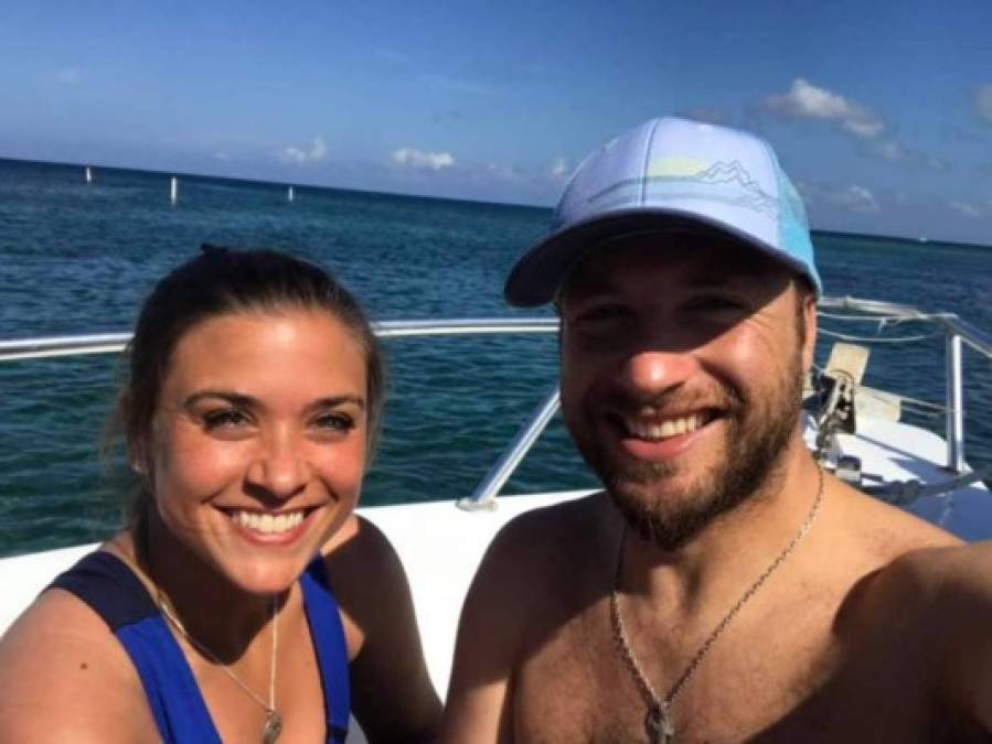 Sebastián Urrutia, preparador físico de la Selección de Honduras, viajó a la isla de Roatán junto a su pareja Nadia Bartuszek para disfrutar del verano.