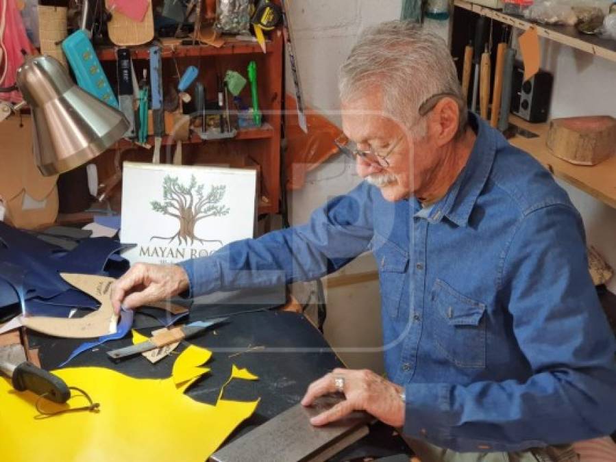 Los zapatos que utilizará son estilo plataforma con forro de yute y la parte superior es de piel azul y amarilla que combinan con los principales colores del plumaje de nuestra Ave Nacional. El calzado fue elaborado por la fábrica de Mayan Roots, la mayor parte por las manos de Don Reiniery Bellino –un ícono de la industria del calzado artesanal en Honduras, gracias a él hay hormas en el país.