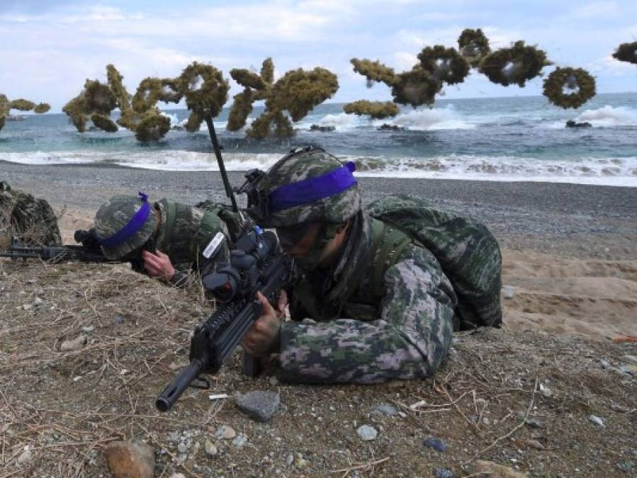 7. Corea del Sur: El ejército surcoreano cuenta con 522,000 soldados, entrenados para contrarrestar un eventual ataque de Corea del Norte. Su principal aliado es Estados Unidos, del que recibe entrenamiento y armamento. Su presupuesto de Defensa ronda los 38,000 millones de dólares.