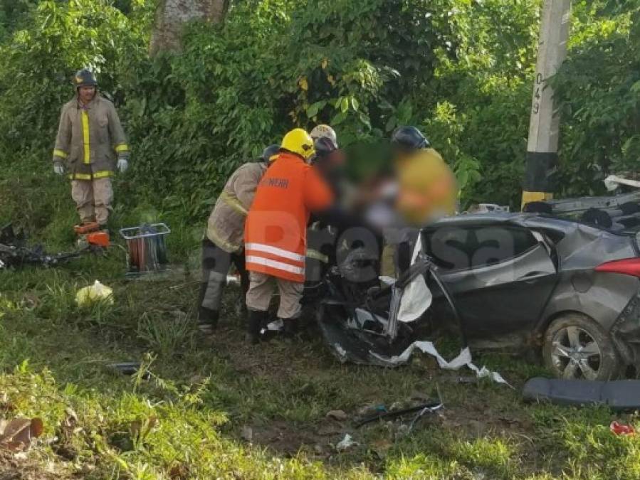 Esta imagen muestra a elementos del Cuerpo de Bomberos de Honduras en el lugar del accidente en el que al menos cinco personas perdieron la vida este domingo en El Progreso, Yoro.<br/>