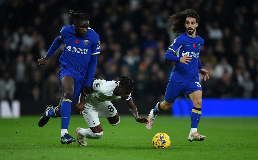 Chimuanya Ugochukwu (D) y Marc Cucurella (I) del Chelsea en disputa del balón contra el futbolista del Tottenham, Bissouma.