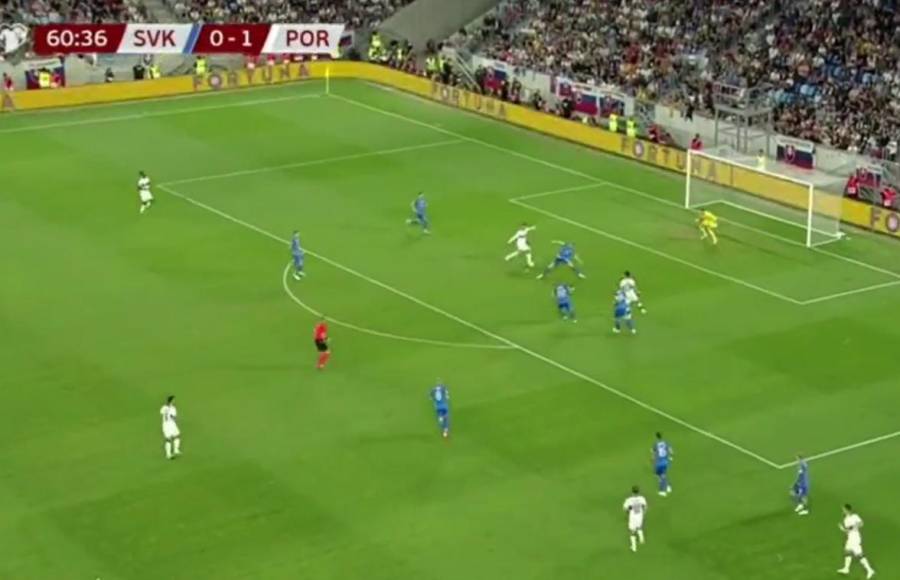 En el minuto 60, Ronaldo<i> </i>no pudo conectar un remate en el área rival, quedándole el balón adelantado-.