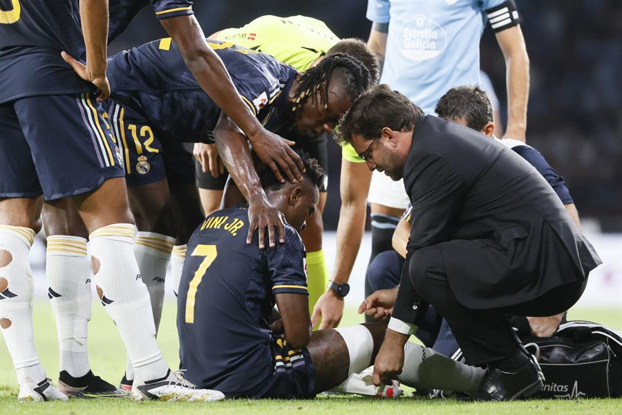 Vinicius salió lesionado en el primer tiempo del partido.