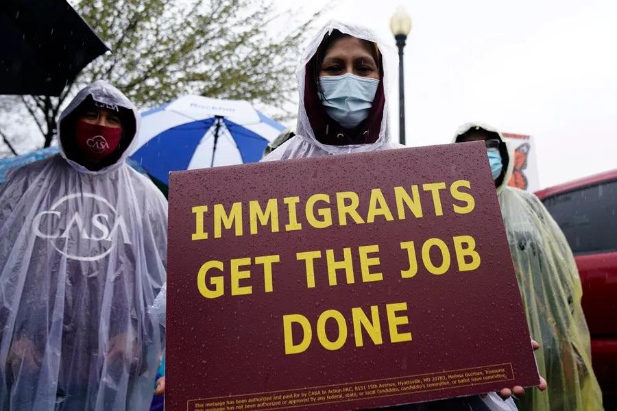 Los migrantes en Estados Unidos piden al Gobierno permisos de trabajo.