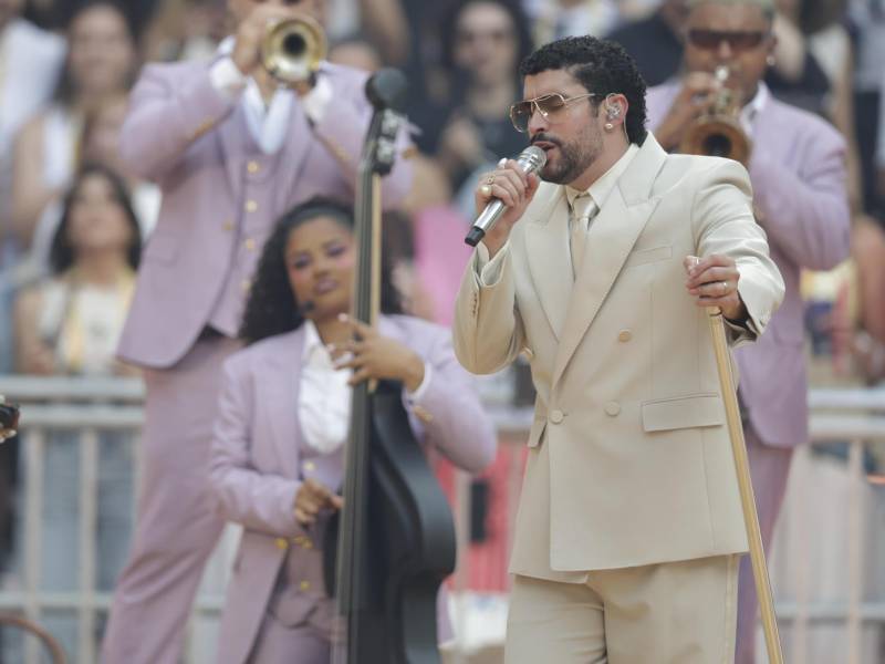El cantante y compositor puertorriqueño Bad Bunny durante el concierto que ha ofrecido este sábado en el estadio Metropolitano, en Madrid.