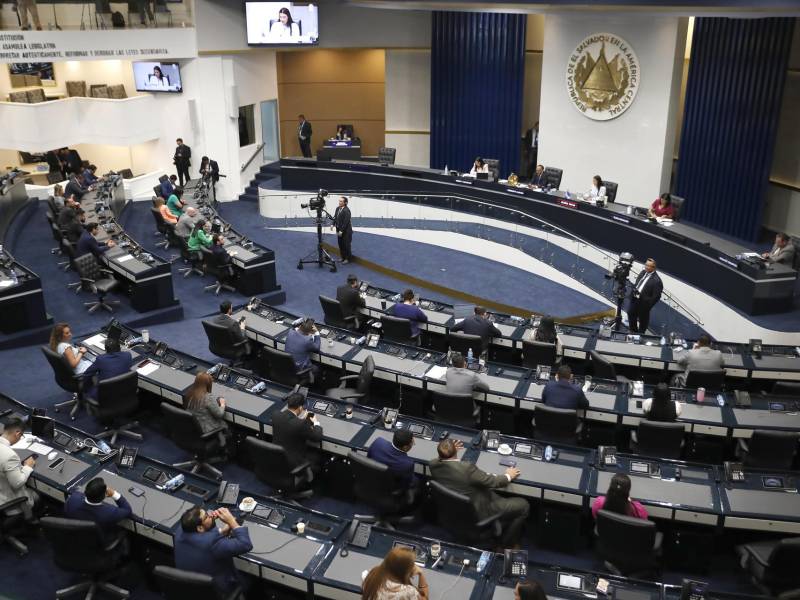 Diputados participan en una sesión plenaria este jueves en San Salvador (El Salvador).
