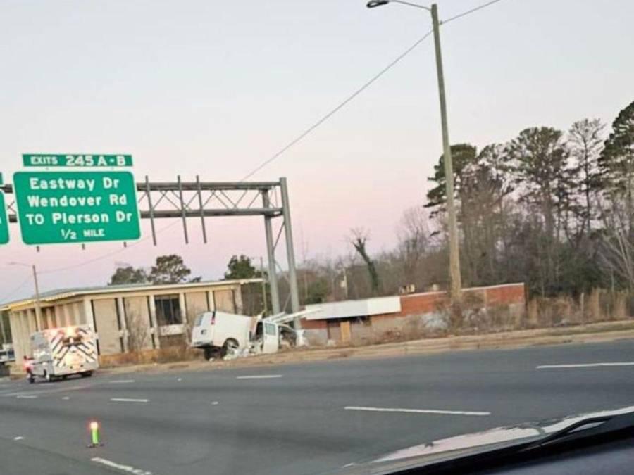 $!Fotografía muestra la escena del accidente en el que murió el hondureño Wilmer Aguilera en Charlotte, Carolina del Norte.