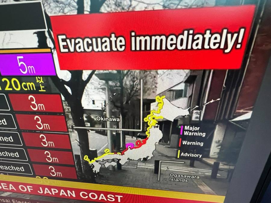 La intensidad del terremoto y la gravedad de la alerta obligaron a los presentadores de la radiotelevisión pública japonesa NHK a instar casi a gritos a la gente que se encontraba en la zona a desplazarse a lugares en altura.