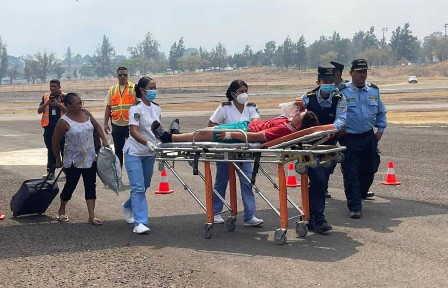 Un joven que resultó con afectaciones debido al humo es subido a un avión para trasladarlo al hospital Escuela, de la capital. 