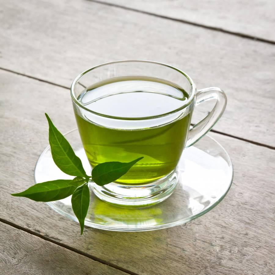 El té verde, además de ser antiinflamatorio (ideal para luchar contra las bolsas), mejora la elasticidad de la piel.