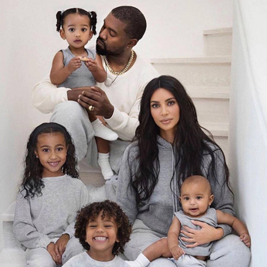 Kaye West en una foto con su ex esposa, Kim Kardashian e hijos, antes del divorcio.