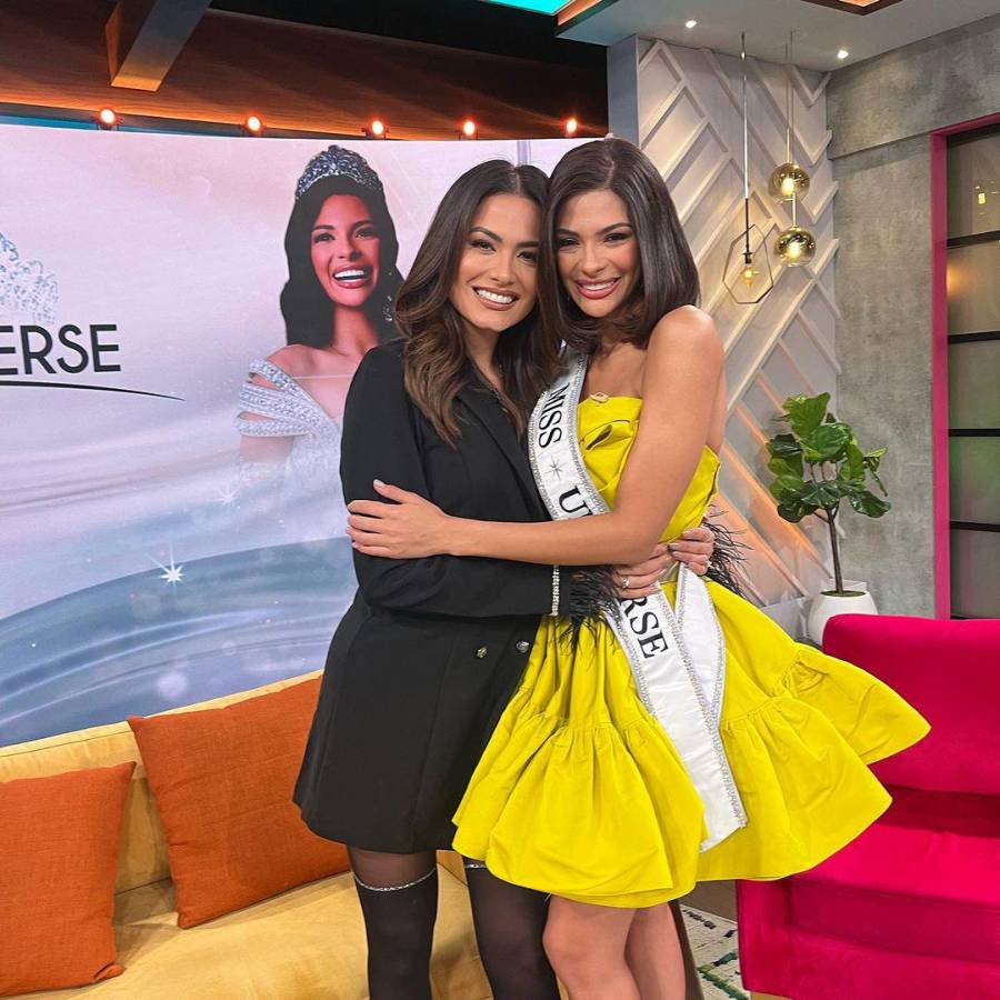 Sheinnys Palacios con Andrea Meza durante su visita en el programa de Telemundo Hoy Día en Miami Estados Unidos a donde viajó directo después del concurso a cumplir con su agenda de trabajo como soberana de la belleza del mundo.