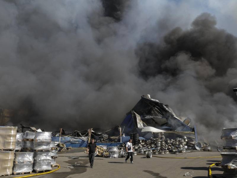 Vecinos caminan en el lugar de un ataque ruso a un almacén de mercancías cerca de Kiev, Ucrania, el 29 de agosto de 2026, en medio de la invasión rusa. EFE/EPA/SERGEY DOLZHENKO