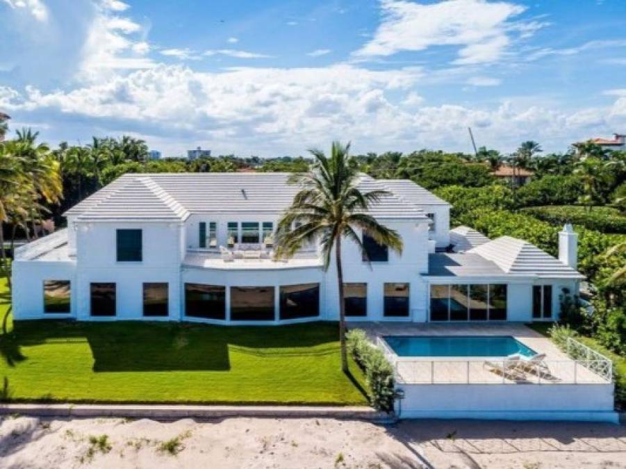 La familia del ex presidente Donald Trump puso a la venta una casa en Palm Beach (Florida) adyacente al club Mar-a-Lago, donde él reside, por 49 millones de dólares, más del doble de lo que pagó en 2018 por ser su dueño, informaron medios locales.