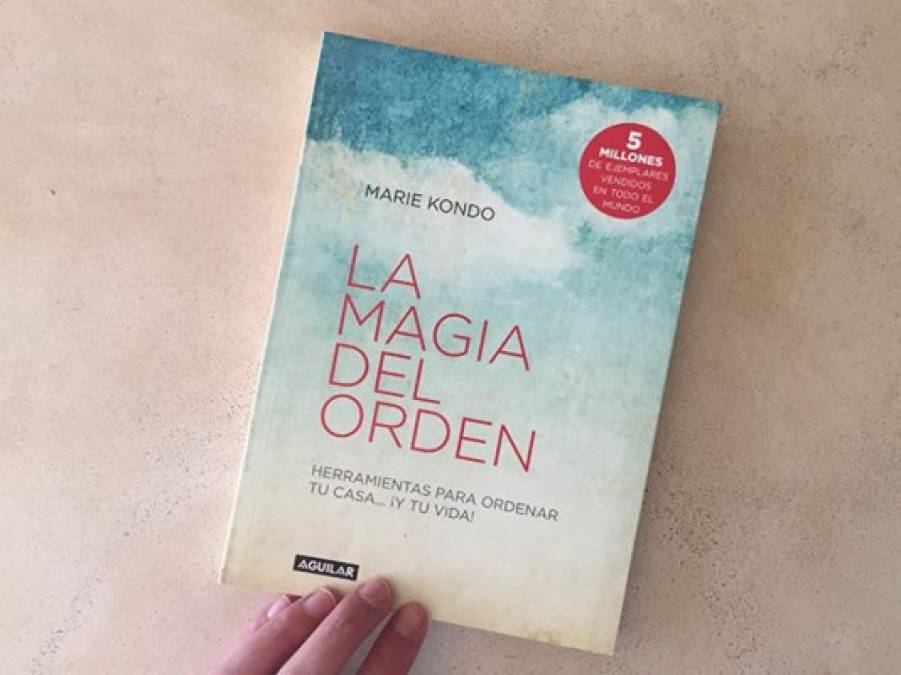 Gracias a su libro 'La magia del orden', rápidamente se convirtió en un Best Seller, Kondo se hizo famosa gracias a sus ideas para mantener el orden en los espacios del hogar.