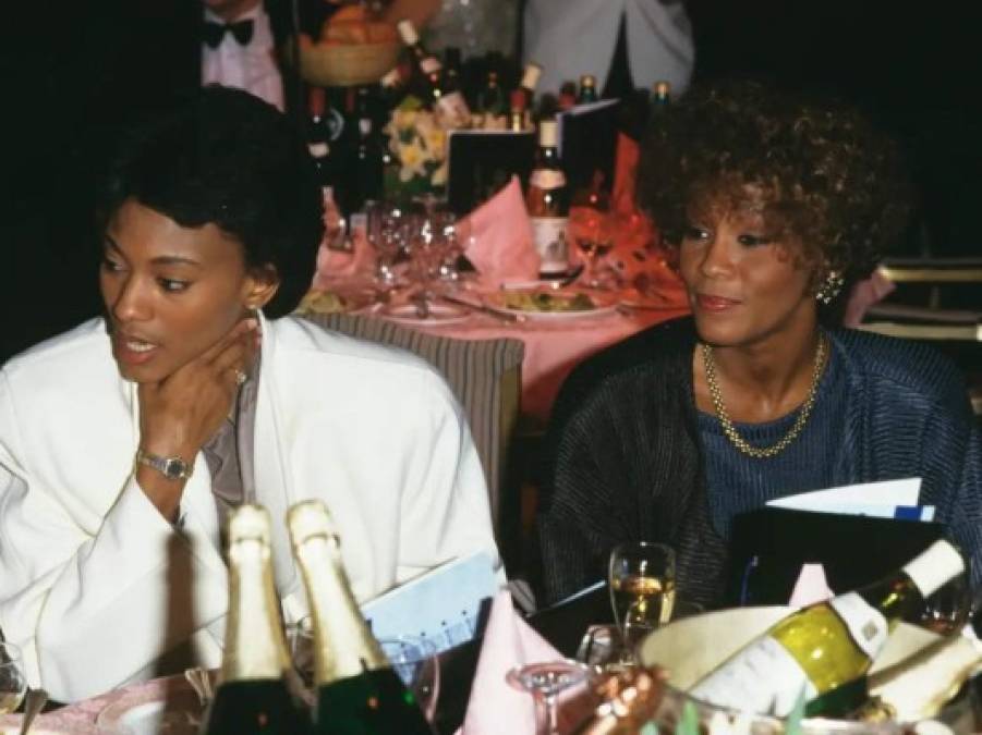 El aspecto puramente físico de su relación llegó a su fin relativamente pronto por iniciativa de Whitney después de que consiguiera firmar un contrato discográfico con Clive Davis en Arist.