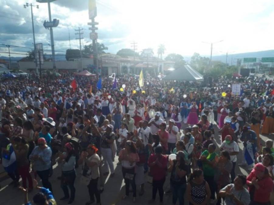 Multitudinaria ha sido la celebración del Día Nacional de la Biblia en Tegucigalpa y otras partes de Honduras. En la Capital realizaron una masiva concentración en el bulevard Suyapa. Iglesias evangélicas y católicas participaron en el festejo caracterizado por el colorido que le impregnan los creyentes en cada departamento del país.