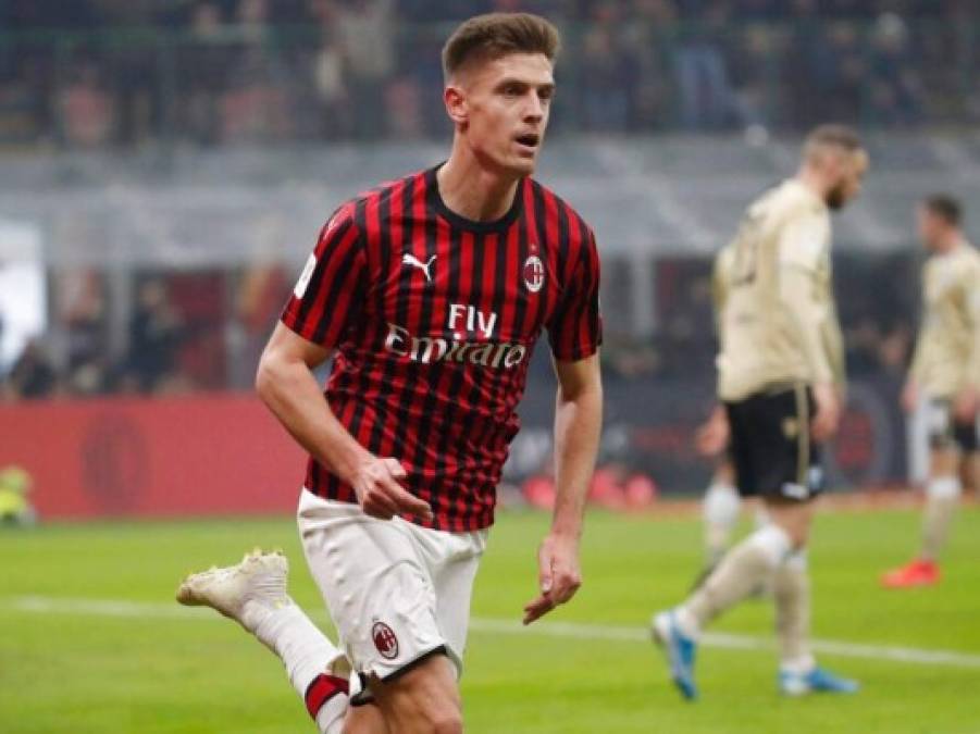 Piatek: El delantero polaco es otro candidato para llegar al Barcelona. Juega en el Milan y tras la llegada de Ibrahimovic ha sido relegado a la banca. Cuenta con 24 años de edad.