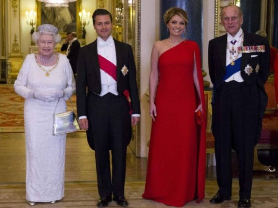 El traje Valentino rojo que utilizó la actriz en la cena de gala en el Palacio de Buckingham tendría un valor de US$ 3.300. <br/><br/>