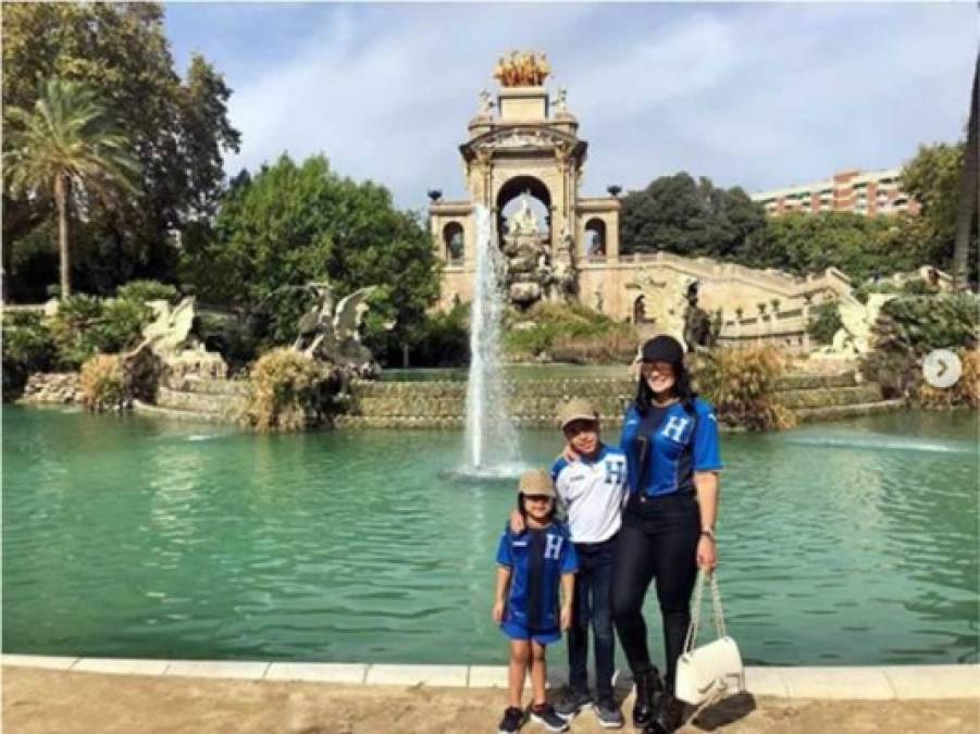 Antes del partido, Virginia Varela dio un paseo por el Parque de la Ciudadela de Barcelona junto a sus hijos.