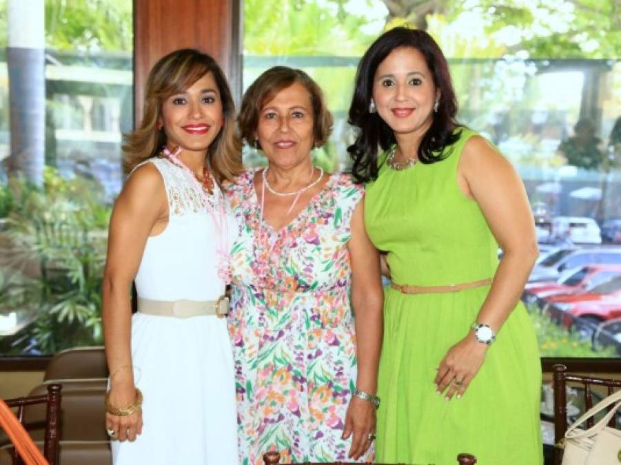 Mariela y Martha López con Waleska Aguilar.