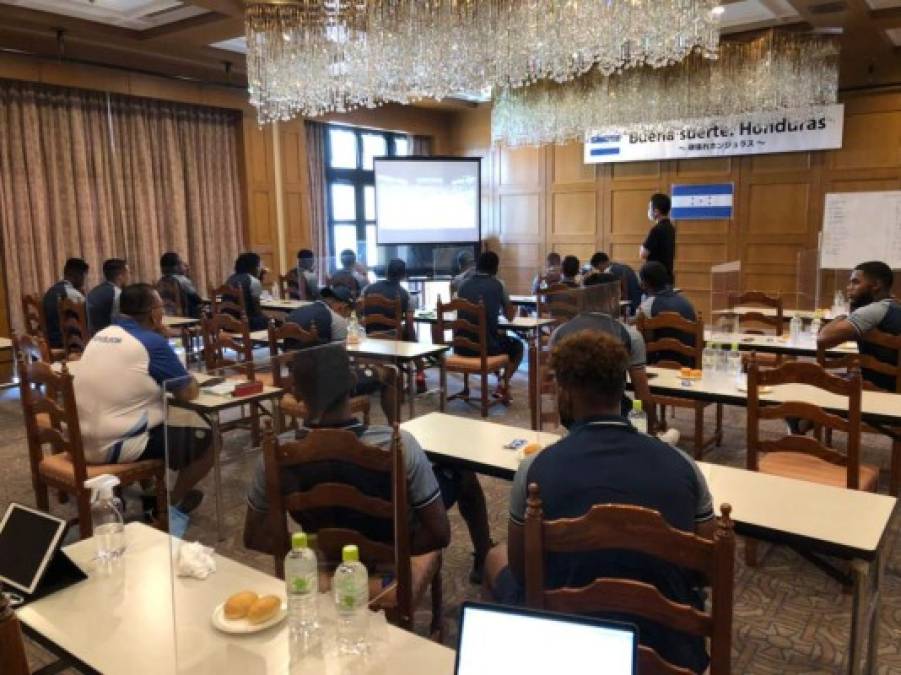 La Fenafuth publicó algunas imágenes de los jugadores de la Sub-23 observando desde Japón el debut de la Selección Mayor de Honduras en la Copa Oro y se observa como los jugadores están separados.