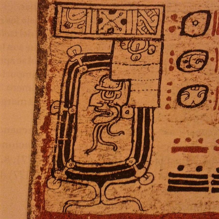 La deidad solar maya, Kinich Ahau, con largas barbas rodeado de un rectángulo, el cual representa la obscuridad envolviendo al sol, un eclipse. Esto representado en el Códice Dresde.