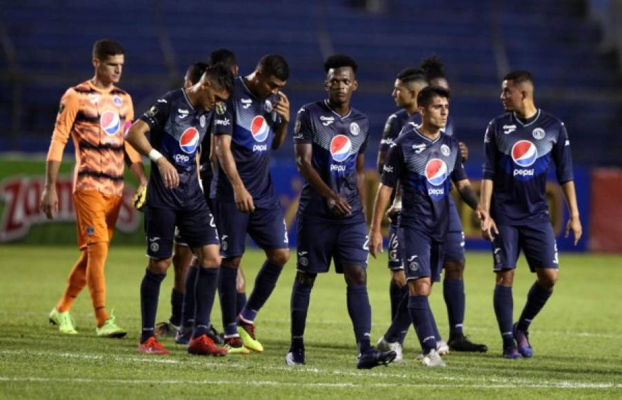 Los jugadores de Motagua, derrotados y tristes al final del partido en el Olímpico.