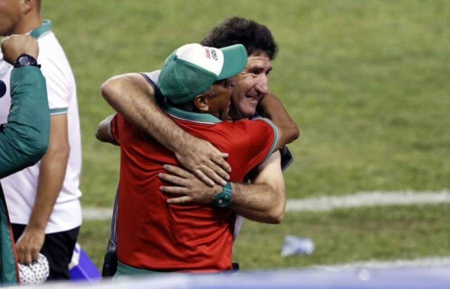 Héctor Vargas celebrando la victoria con Maní Suazo.