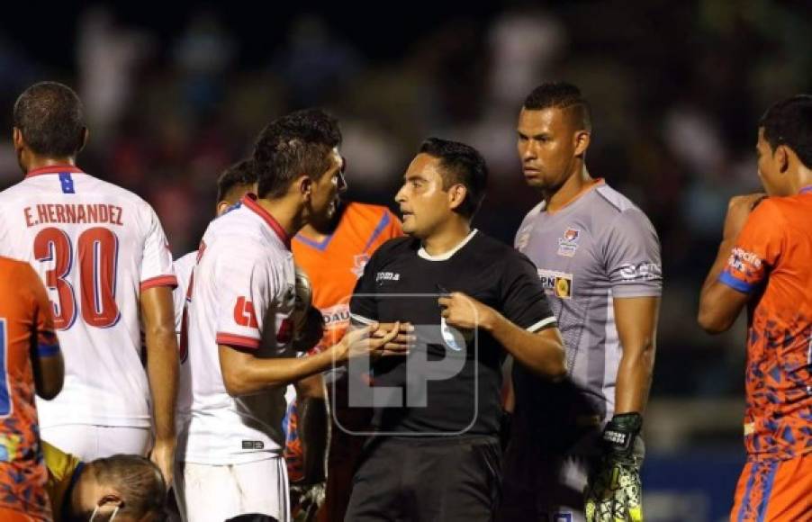 Los jugadores del Olimpa reclamaron al árbitro Said Martínez por la expulsión de Josman Figueroa.