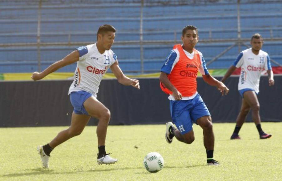 Jorge Claros sigue en el11 titular, esta vez será acompañado por Espinoza en el centro del campo. Juega en la Liga Alajuelense de Costa Rica.