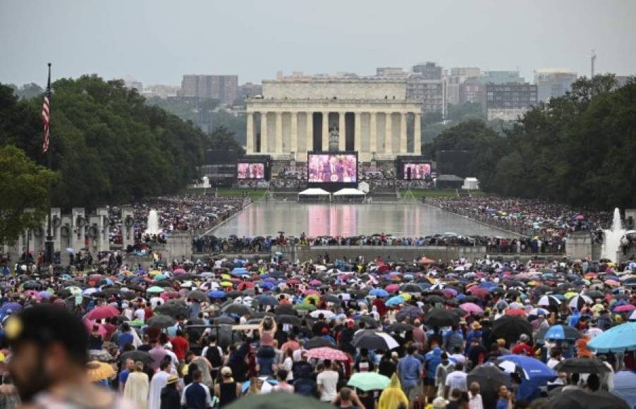 Miles de personas soportaron el calor sofocante y las lluvias veraniegas para estar en la explanada del National Mall, que va desde el Capitolio a la imponente estatua a Lincoln.